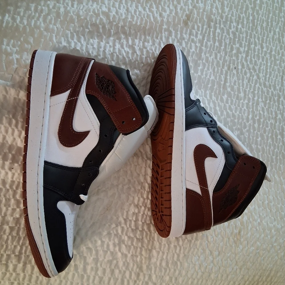 Air Jordan 1 Mid SE 'Dark Pony' HF3216-102 Size 11 Brand New